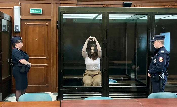 Jurnalistă rusă condamnată la 12 ani de colonie penală pentru „trădare” într-un proces cu ușile închise