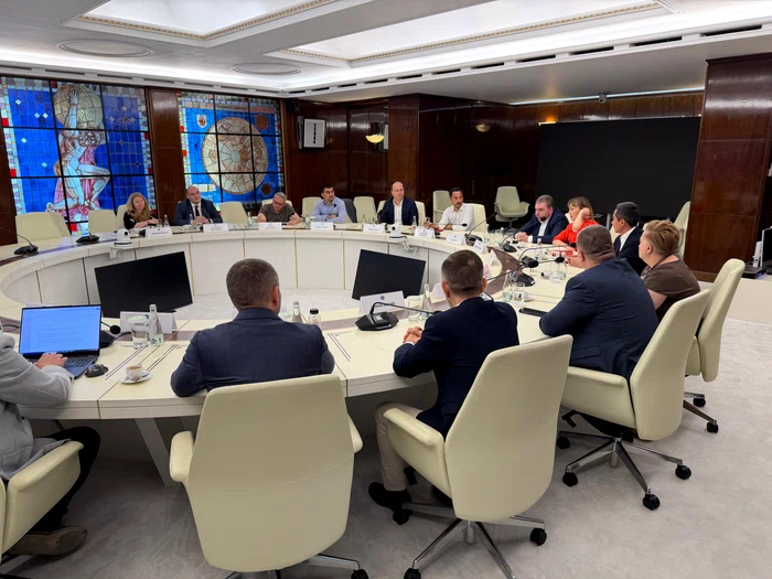 Guvernul a discutat cu marile companii despre asigurarea aprovizionării cu carburanți după problemele la Oil Terminal