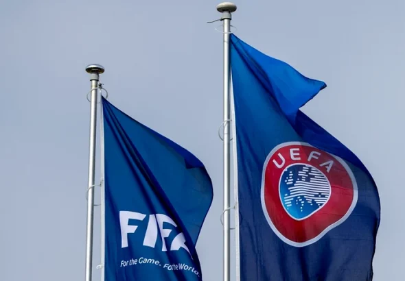 UEFA amenință cu boicotul Cupelor Mondiale dacă FIFA vinde participații private; și CONCACAF respinge planul