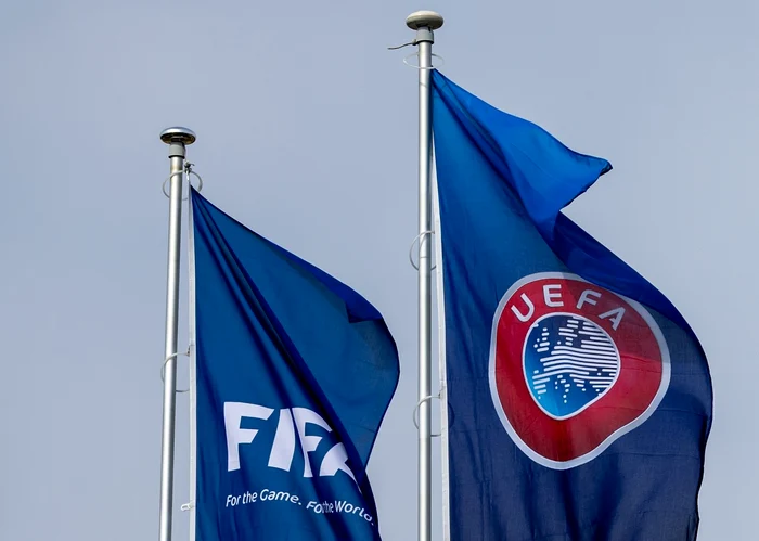 UEFA amenință cu boicotul Cupelor Mondiale dacă FIFA vinde participații private; și CONCACAF respinge planul