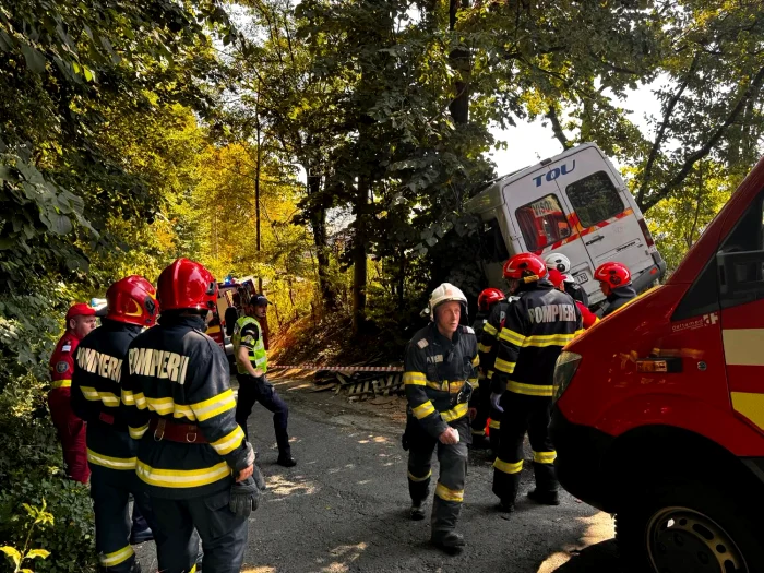 Accident cu microbuzul CS Dinamo la Câmpulung Muscel: un mort, mai mulți răniți; la volan era un bărbat de 83 de ani