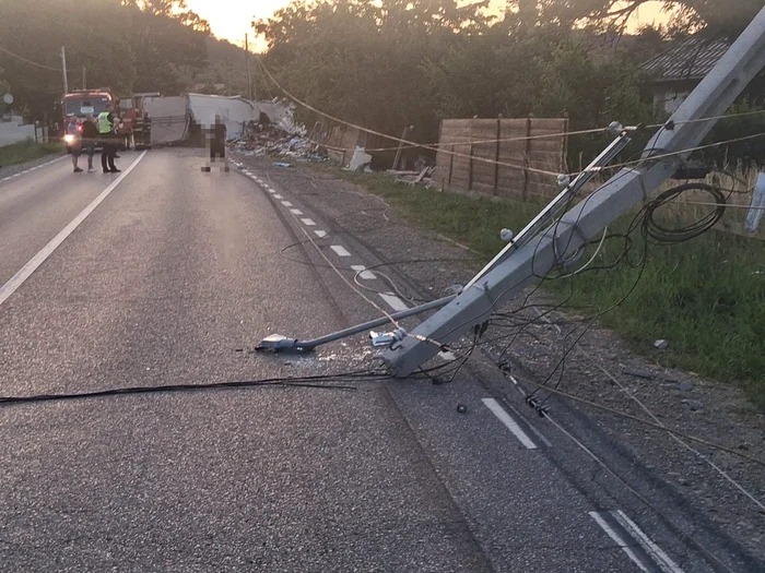 TIR răsturnat în Pipirig: a doborât stâlpi de electricitate, a avariat o conductă de gaz și garduri din două gospodării