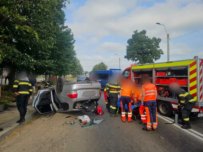 Un bărbat de 54 de ani, transportat la spital după ce mașina s-a izbit de un copac și s-a răsturnat în Bacău