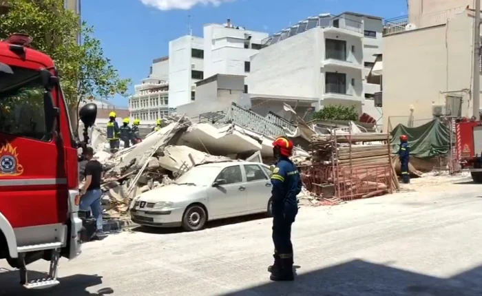 Un bloc de locuințe din centrul Atenei s-a prăbușit în timpul demolării unei clădiri învecinate; cinci persoane reținute