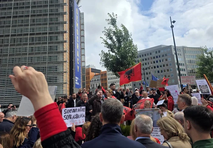 Confruntări la Tirana după vizita mai multor eurodeputați; șase arestări în cadrul protestelor „Flamingo”