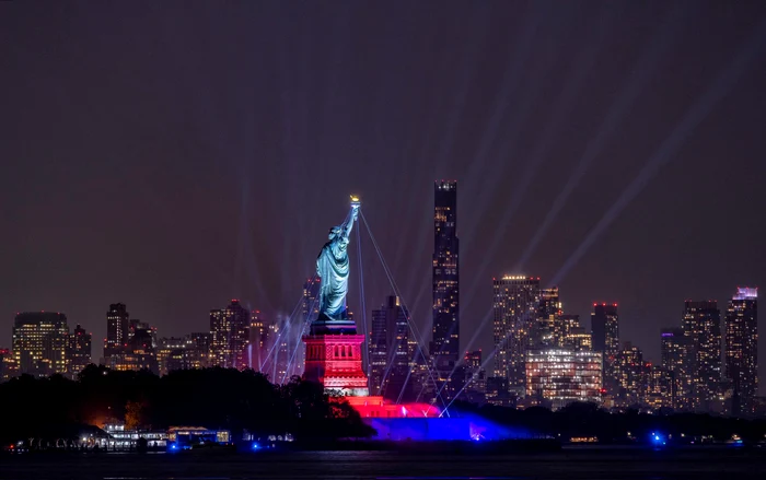 Statuia Libertăţii, pusă în lumină într-un spectacol franco-american la 250 de ani de la înfiinţarea SUA