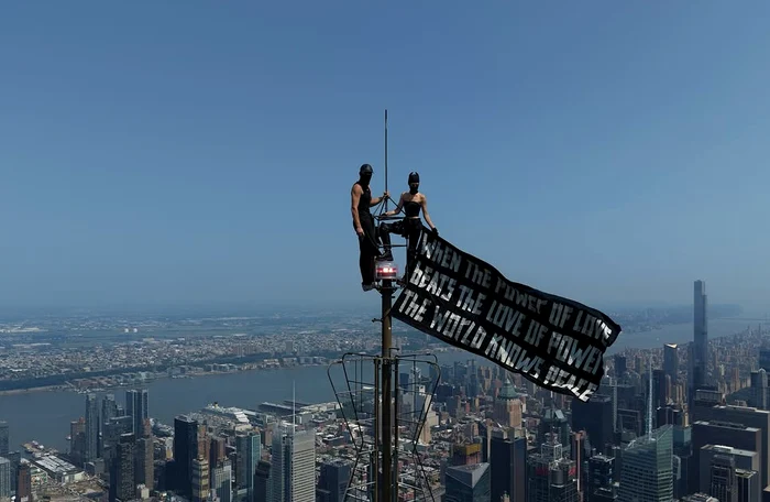 Cuplul rus care a urcat pe Empire State Building, eliberat sub control judiciar după logodnă spectaculoasă