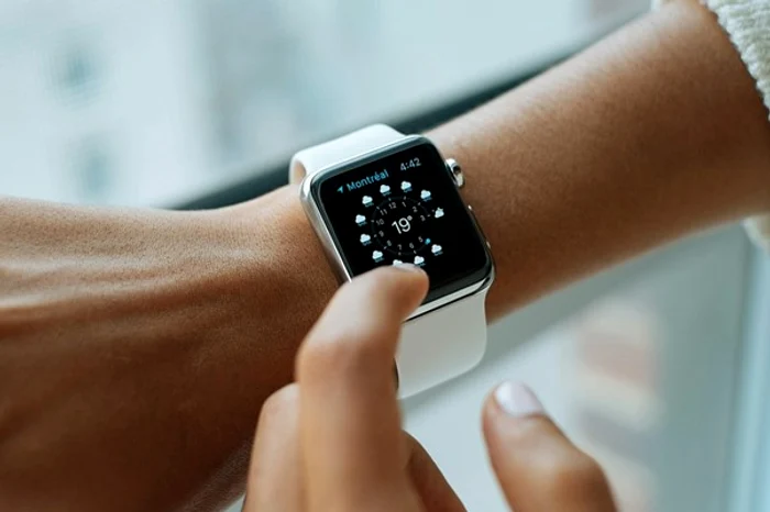 Grecia introduce amenzi mai dure: interzis și folosirea smartwatch-urilor la volan, pedepse sporite pentru accidente