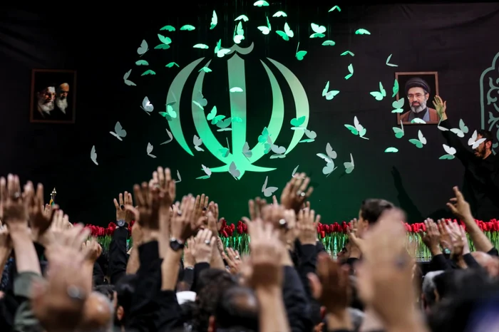 Milioane de oameni la funeraliile lui Ali Khamenei în Teheran; mulțimea a scandat „Moarte Americii” de Ziua Independenței SUA