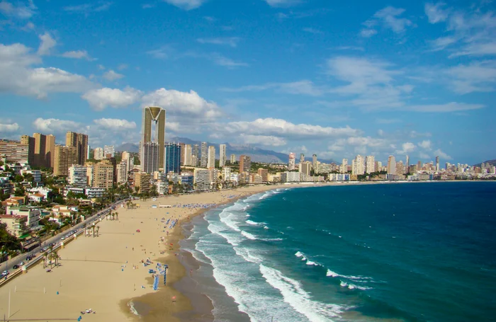 Vacanță accesibilă la Marea Mediterană: bere sub 2 euro și plaje cu Steagul Albastru în Benidorm