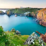 Mullion, satul britanic cu ape turcoaz care atrage turiști din întreaga lume