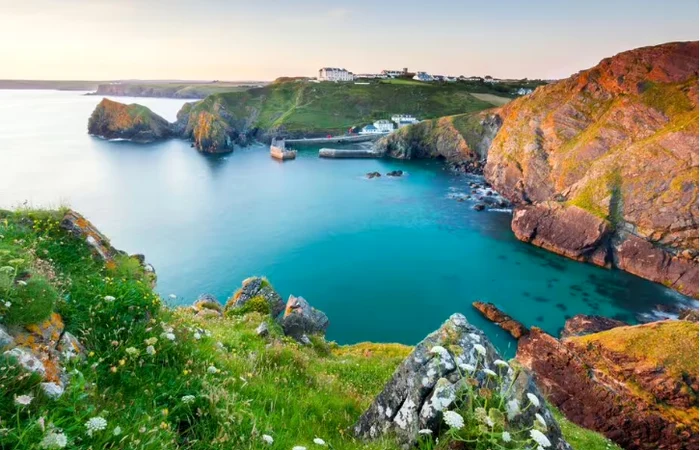 Mullion, satul britanic cu ape turcoaz care atrage turiști din întreaga lume