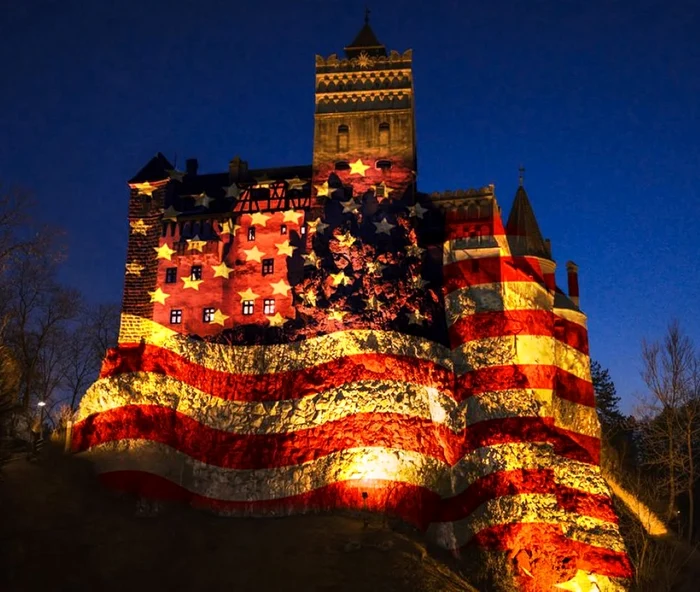 Castelul Bran, iluminat în culorile drapelului SUA de Ziua Independenței americane