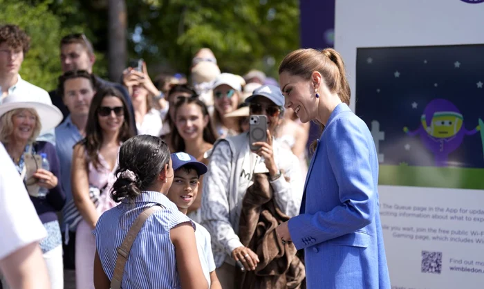 Prințesa Kate i-a salutat pe fanii din fața «cozii» la Wimbledon înainte de meciul lui Arthur Fery