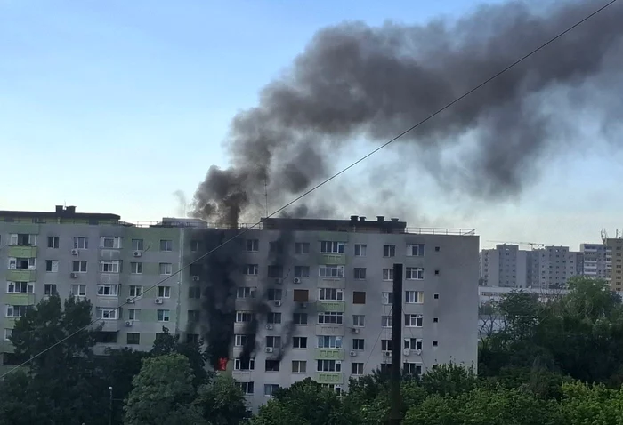 Incendiu puternic într-un bloc din Sectorul 2: locatarii evacuați, trei persoane transportate la spital