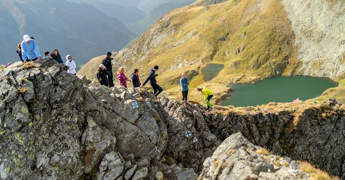 Românii preferă vacanțele în care învață o abilitate în locul șezlongului