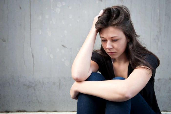 Cum influențează prietenii sănătatea mintală a adolescenților: când depresia se răspândește în cercuri sociale