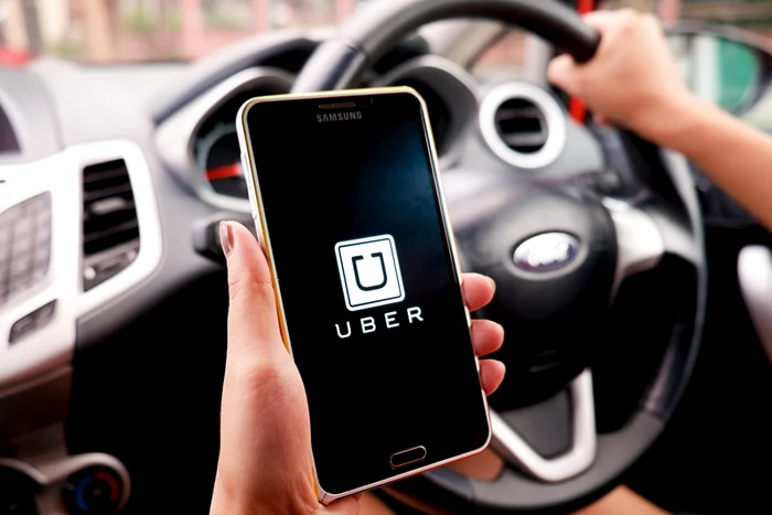 Telefoane, chei și genți, cele mai uitate obiecte în Uber. Ce lasă românii în fiecare zi a săptămânii