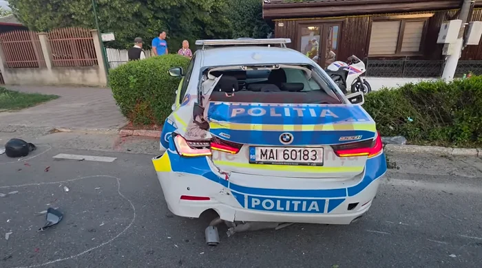Autocar condus de un şofer din Republica Moldova a lovit o maşină de poliţie oprită la 2 Mai; doi poliţişti răniţi uşor