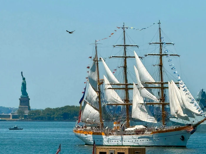Bricul Mircea a defilat pe Hudson la Parada Velierelor de 4 iulie, la New York
