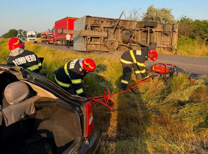 Soț și soție din Brăila au murit după ce remorca unui camion s-a răsturnat peste mașina lor pe DN22