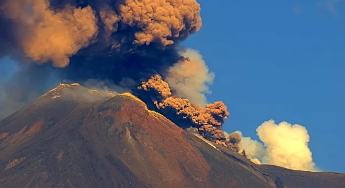 Etna a erupt din nou; zborurile spre Catania au fost suspendate parţial din cauza cenuşii