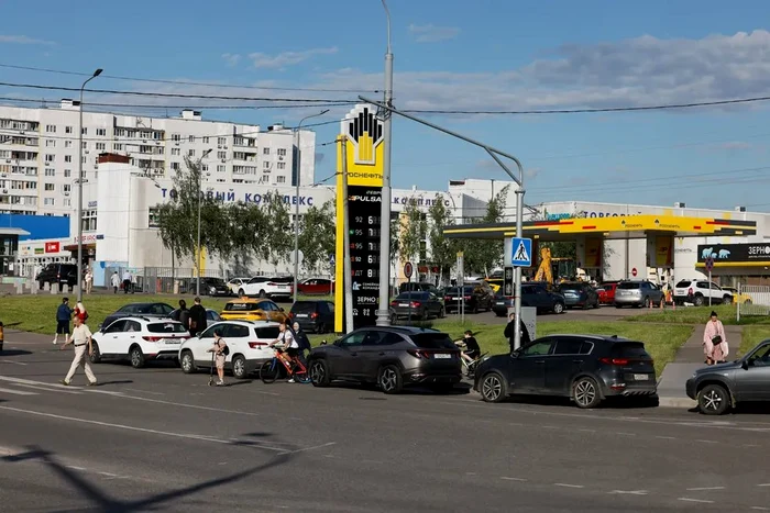 Haos la benzinăriile din Rusia după loviturile ucrainene: cozi, violențe și penurie de carburant
