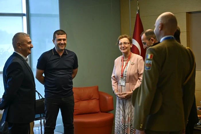 Radu Miruță, surprins la aeroportul din Ankara în tricou și blugi înaintea summitului NATO