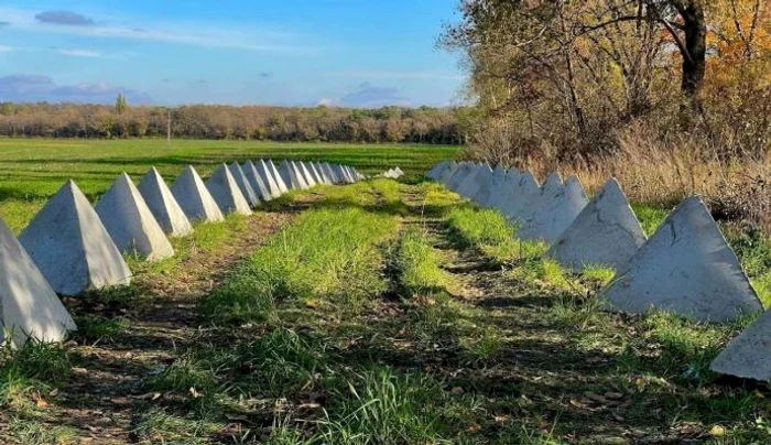 Ucraina transformă graniţa cu Belarus într-o linie fortificată: tranşee, „dinţi de dragon” şi capcane în păduri
