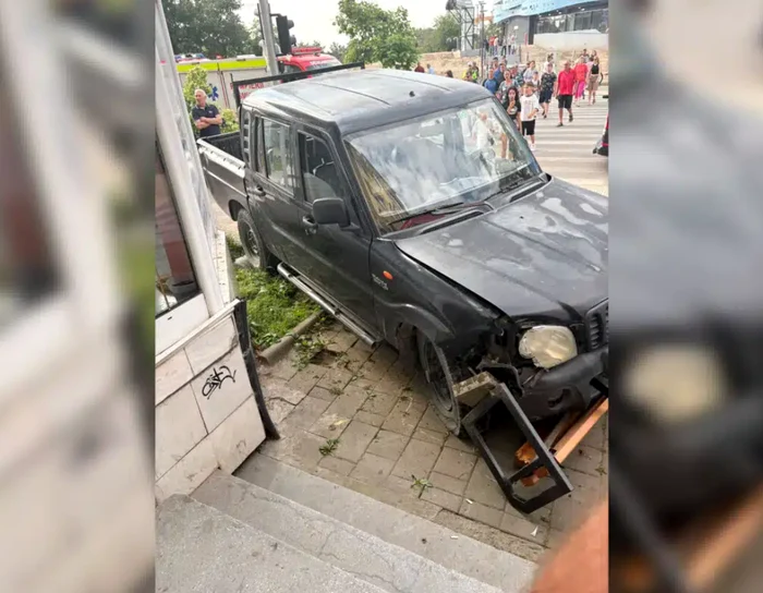 O femeie de 44 de ani a murit după ce o camionetă a părăsit carosabilul și a intrat pe trotuar în Tulcea