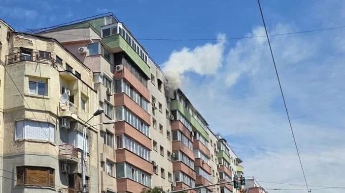 Incendiu la etajul 8 al unui bloc de pe Calea Moșilor; intervenție cu mai multe autospeciale