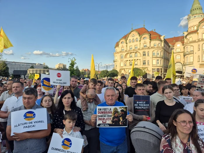 Sute de orădeni au protestat din nou în sprijinul lui Viorel Pașca, cercetat în dosarul „azilelor groazei”