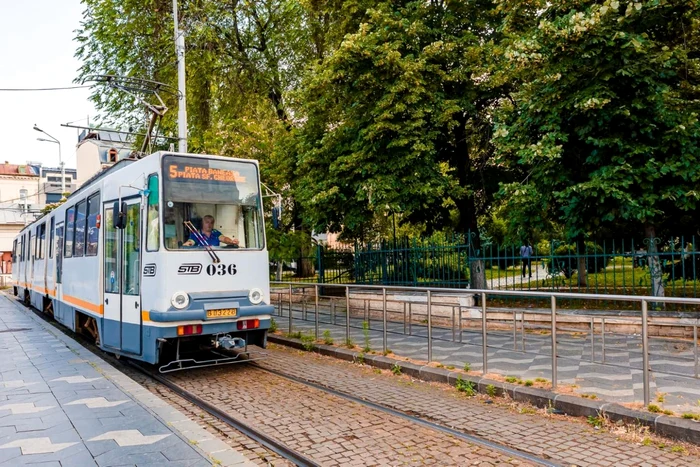 Caniculă în București: aproape două treimi din tramvaiele STB circulă fără aer condiționat