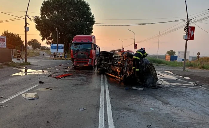 Accident grav la Galați: microbuz în flăcări după coliziunea cu un TIR