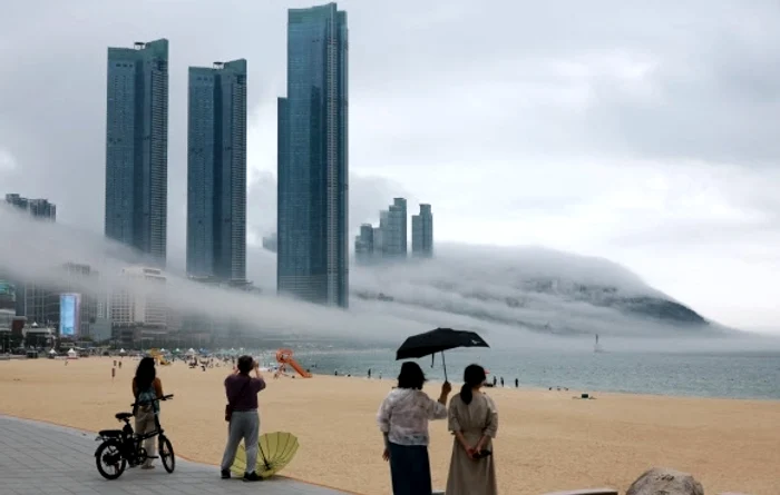 Ceață marină densă a învăluit plaja Haeundae din Busan, creând un peisaj spectaculos