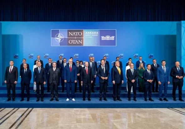 Ce au primit liderii NATO la plecare din Ankara: pistoale gravate cu muniție reală oferite de Erdoğan