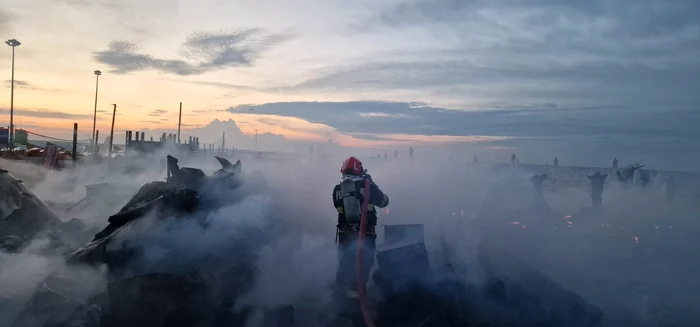 Incendiu mare în Mamaia: două beach bar-uri distruse, aproximativ 600 mp arși