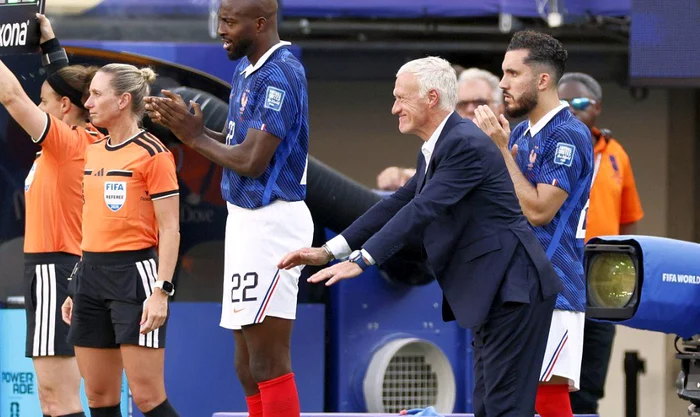 Mbappé scrie din nou istorie la Mondial; Deschamps îi aduce un omagiu în fața Suediei