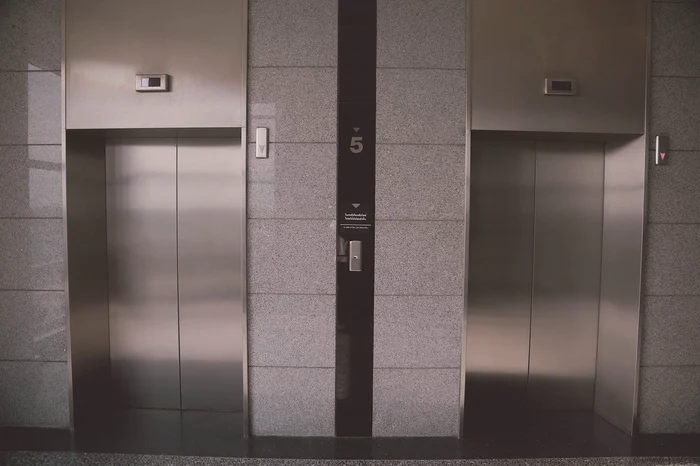 Un tehnician a murit după ce liftul în care lucra s-a prăbușit de la etajul 5 în Galați
