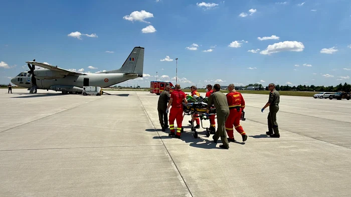 Doi tineri cu arsuri severe, transferați cu o aeronavă militară în spitale din Germania și Belgia
