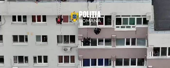 Femeie amenințând că își va face rău, salvată după o intervenție combinată a mascaților și a alpiniștilor în Sectorul 6