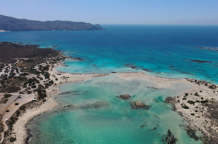 Plaja Elafonisi din Creta, aglomerată în sezon după două ani ca „cea mai frumoasă din Europa”