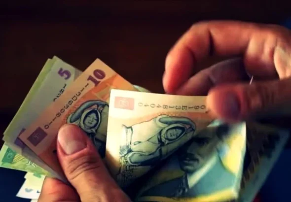 Economiştii avertizează: Creşterea salariului minim poate provoca concedieri, muncă la negru şi presiuni pentru IMM-uri