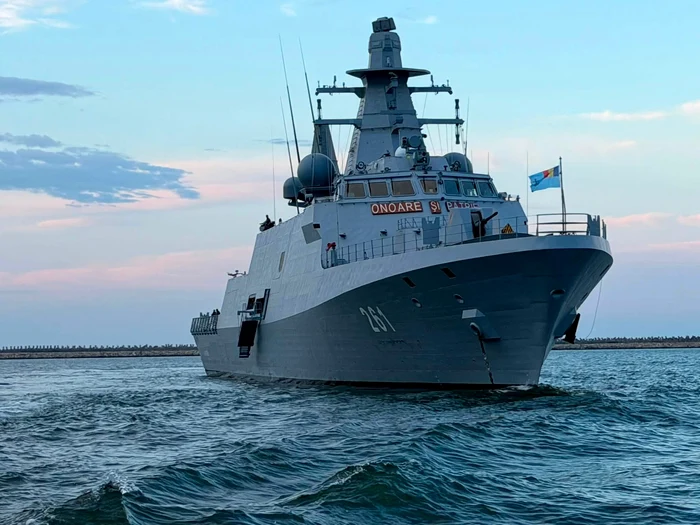 „Bun venit în Marea Neagră”. Corveta românească „Contraamiral August Roman” primită la intrarea în mare