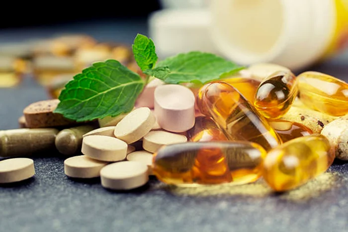 Pericolele suplimentelor cumpărate „după ureche” în caniculă: vitaminele și electroliții nu sunt inofensivi