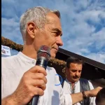 Călin Georgescu, întâmpinat de susținători la Târgul de la Domnești: Oana Zăvoranu și reprezentanți AUR prezenți