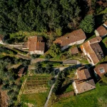 Peste 90 de coproprietari refac un sat abandonat din Toscana: cum funcționează modelul comunitar