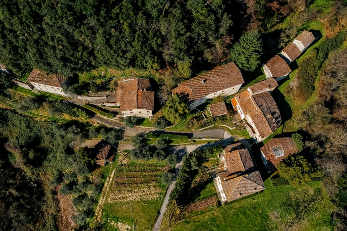 Peste 90 de coproprietari refac un sat abandonat din Toscana: cum funcționează modelul comunitar