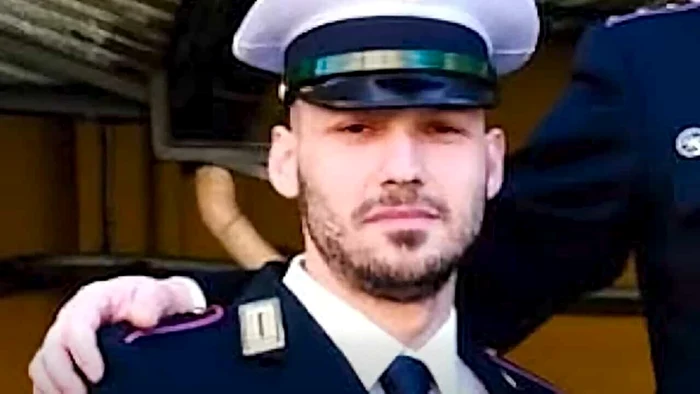 Comandantul poliției locale din Rovellasca, rănit grav după ce a fost lovit și târât de un şofer care a fugit