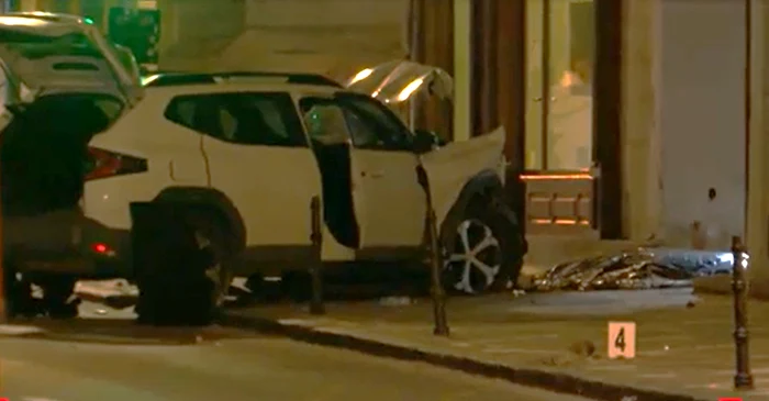 Imagini surprinse de camere arată cum mașina a intrat pe trotuar în centrul Brașovului; două persoane au murit